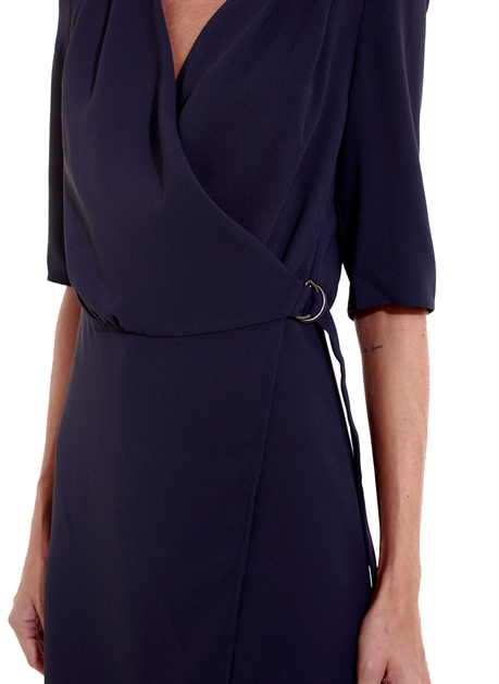 vestido transpassado com fivela