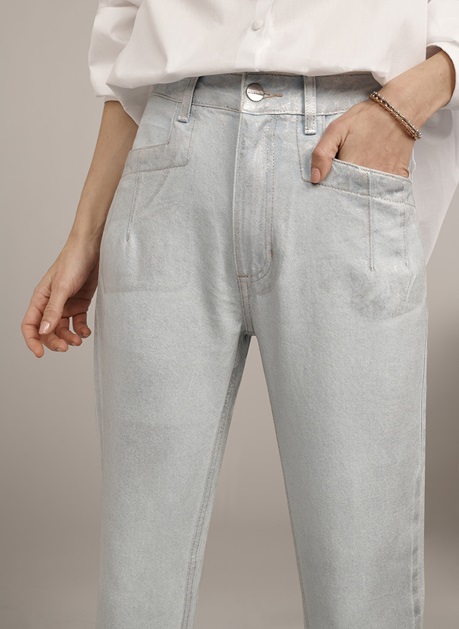 Calça jeans com foil metalizado